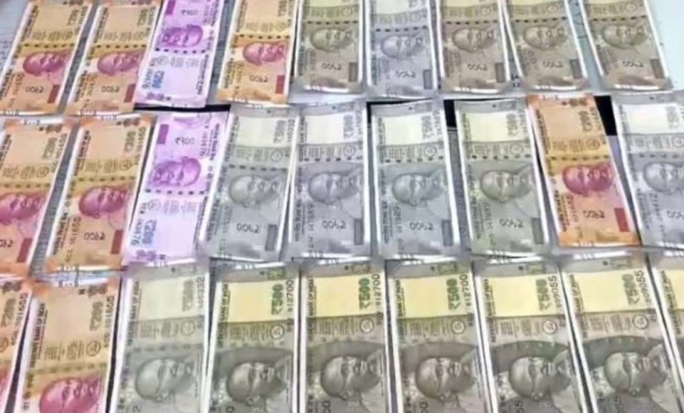 CG Breaking : हो जाएं सावधान.! शहरों में खपाए जा रहे हैं नकली नोट… दुकानदारों को चकमा देकर निकलने की फिराक में था युवक...हुआ गिरफ्तार…पढ़ें पूरी समाचार