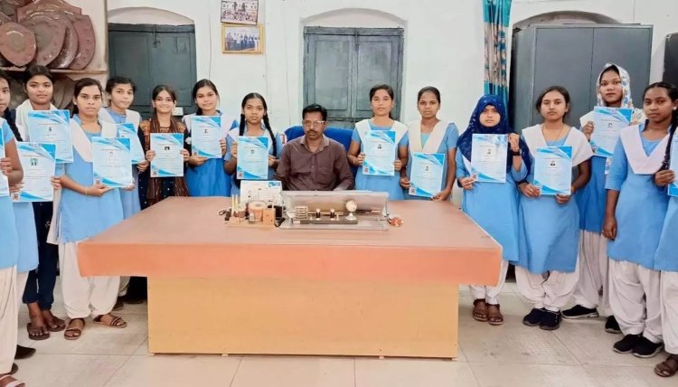 Raigarh Breaking : गर्ल्स स्कूल रायगढ़ में इंटर्नशिप प्रमाण पत्र का हुआ वितरण...पढ़ें पूरी खबर