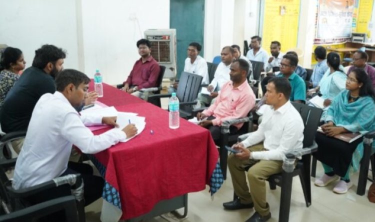 Jashpur News : कलेक्टर ने बागबहार पंचायत भवन में क्षेत्र के पटवारी और राजस्व निरीक्षकों की ली समीक्षा बैठक..पटवारियों को दी सख्त हिदायत..आलोक खेस निलंबित..पढ़ें पूरी खबर