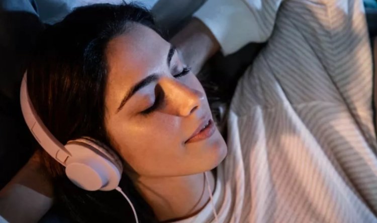 Health Tips : आपको भी रातभर ईयरफोन लगाकर गाना सुनते हुए सोने की है आदत?..जानें दिमाग पर कैसा होता है इसका असर