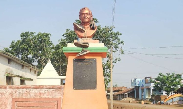 CG Big News : असामाजिक तत्वों की शर्मनाक करतूत..भारत रत्न अटल बिहारी की प्रतिमा का किया घोर अपमान..पहनाई जूतों की माला..पढ़ें पूरी खबर