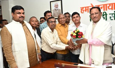 मुख्यमंत्री श्री विष्णुदेव साय से पंथी नृत्य दल ने की सौजन्य मुलाकात