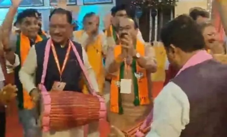 CG Breaking : विष्णुदेव साय ने ढोलक बजाया..मैनपाट में खूब नाचे सांसद, मंत्री और विधायक..पढ़ें पूरी ख़बर
