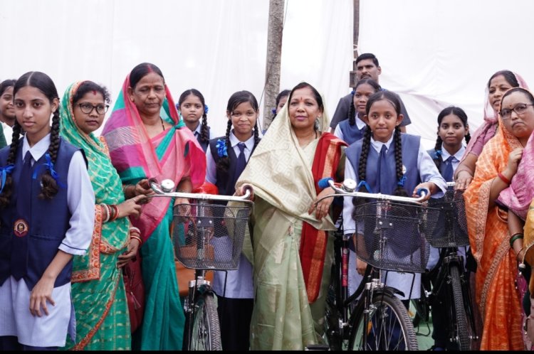 विकास खंड स्त्रीय शाला प्रवेश उत्सव फरसाबहार मे पहुंची मुख्यमंत्री की धर्मपत्नी कौशल्या साय,,,बच्चों को किताब एवं सायकल वितरण कर नियमित स्कूल आने की प्रेरित