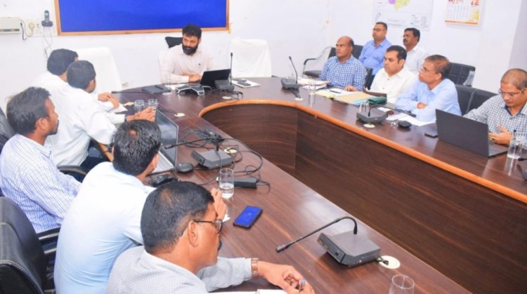 स्कूली बच्चों के जाति प्रमाण पत्र बनाने हेतु धरती आबा ग्रामों मे विशेष अभियां चलाने कलेक्टर ने दिये निर्देश
