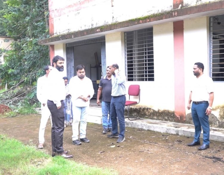 कलेक्टर ने जशपुर तहसील परिसर स्थित इवीएम वेयर हाउस का किया आकस्मिक निरीक्षण,,साफ सफाई,सुरक्षा व्यवस्था और सी सी टीबी कैमरा चालू हालत मे रखने दिये निर्देश