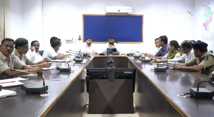 कलेक्टर श्री रोहित व्यास ने हाथियों की सुरक्षा,हाथी मानव संघर्ष की स्थिति को रोकने के सम्बन्ध मे ली समीक्षा बैठक