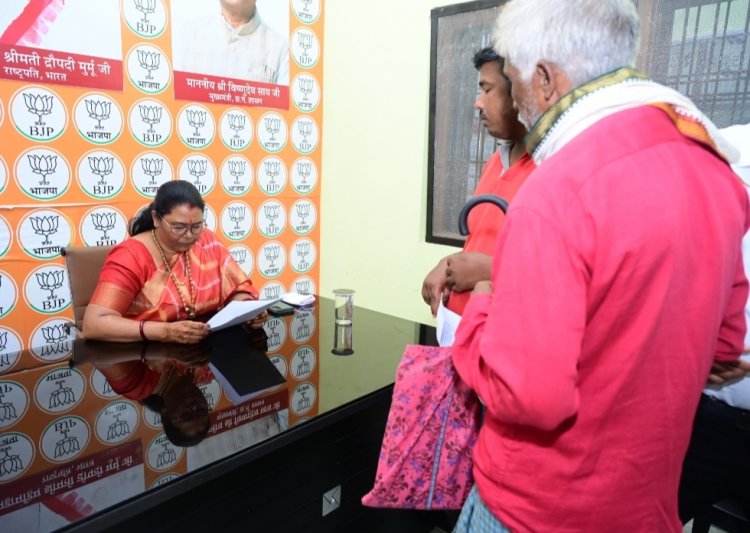 विधायक गोमती साय ने अपने पत्थलगांव स्थित निवास कार्यालय मे जनदर्शन के माध्यम से जनता की समस्या को सुनी और सम्बन्धित विभाग के अधिकारियों को त्वरित निराकरण के दिये निर्देश...