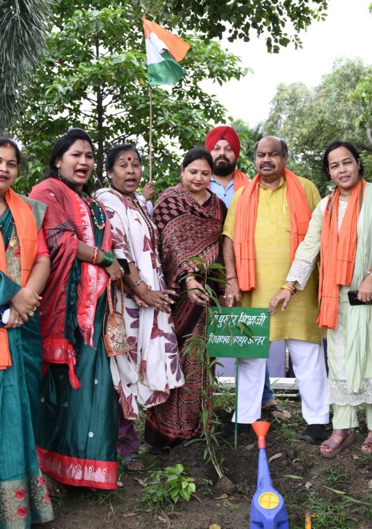 एक पेड़ मा के नाम अभियान के तहत वृक्षारोपण कर वीर शहीदों को दी गयी श्रृंद्धांजलि