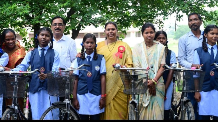 शाला प्रवेश उत्सव दोकड़ा मे शामिल हुई विधायक गोमती साय... प्रत्येक बच्चे को गुणवत्तापूर्ण शिक्षा उपलब्ध कराना हमारी प्राथमिकता - गोमती साय
