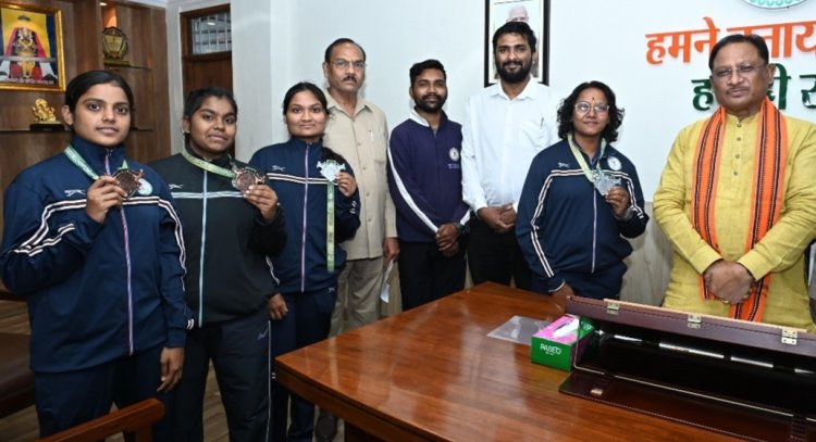 मुख्यमंत्री श्री साय से किक बॉक्सिंग पदक विजेता खिलाड़ियों ने की सौजन्य मुलाकात