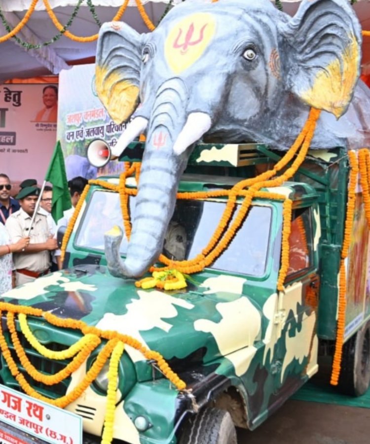वन विभाग द्वारा हाथी से बचने एवं दूरी बनाये रखने तथा जंगलो की ओर न जाने की दी जा रही जो समझाइस