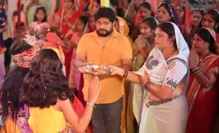 भीतघरा सोमेश्वर महादेव धाम मे चल रहे श्रीमदभागवत कथा से कथा का रसस्वादन के साथ कथा का श्रवण कर रहे हैँ क्षेत्रवासी