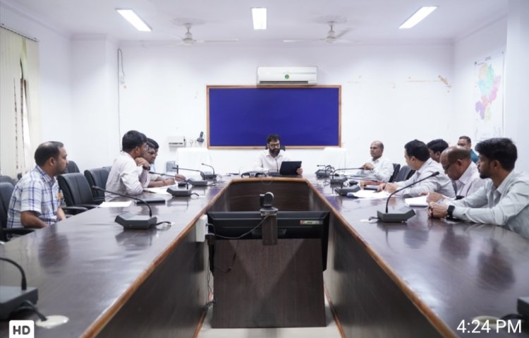 शासकीय योजनाओं मे पारदर्शिता बरतते हुए हितग्राहियों को इसका लाभ निर्धारित समय सीमा मे प्रदान करें - कलेक्टर श्री रोहित व्यास