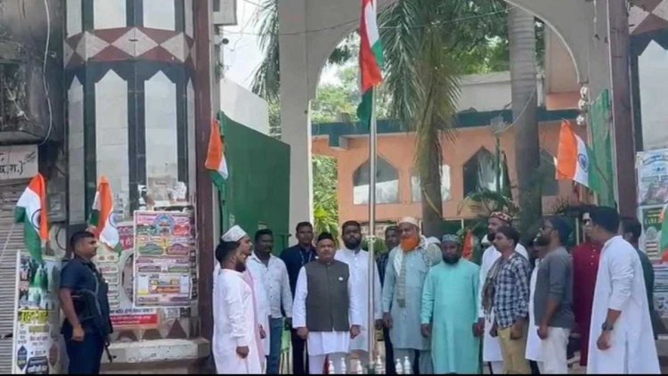 CG Big News : राष्ट्रीय एकता का संदेश.! यादगार बना 79वां स्वतंत्रता दिवस..पहली बार छत्तीसगढ़ के मस्जिदों-दरगाओं और मदरसों में फहराया तिरंगा..पढ़ें पूरी ख़बर