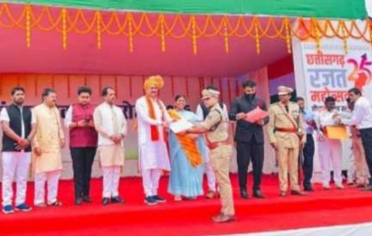 Jashpur News : गांजे के अवैध व्यापार से अर्जित संपति में कार्यवाई मामला.!पत्थलगांव SDOP डाक्टर ध्रुवेश जायसवाल हुए सम्मानित..पढ़ें पूरी ख़बर