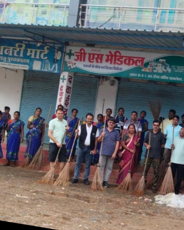 बगीचा नगर पंचायत मे जनभागीदारी से चलाया जा रहा है विशेष स्वच्छता अभियान,,, जनप्रतिनिधियों,नागरिकों के साथ कंधे से कंधे मिलाकर दे रहे हैँ स्वच्छता का संदेश