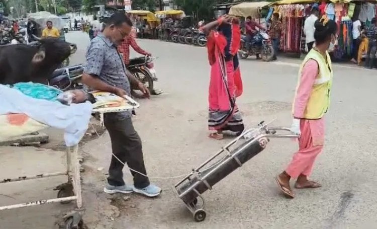 CG Big News : अस्पताल की लापरवाही, बदहाल स्वास्थ्य व्यवस्था.! एंबुलेंस नहीं होने से ऑक्सीजन लगे मरीज को स्ट्रैचर पर ढकेल कर ले जाने के लिए परिजन हुए मजबूर..पढ़ें पूरी ख़बर