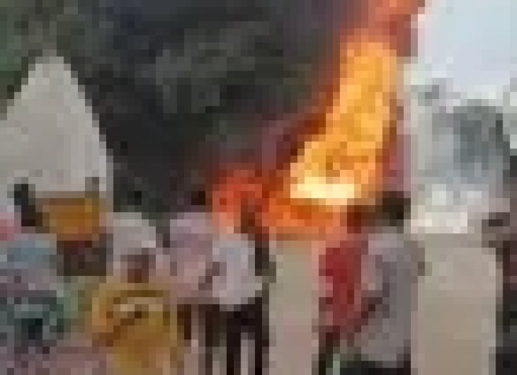 CG News : मचा हड़कंप.! अनियंत्रित होकर पलटा पेट्रोल से भरा टैंकर..भीषण आग के बाद हुआ धमाका..पढ़ें पूरी ख़बर