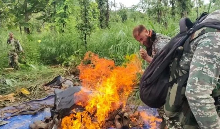CG News : CRPF जवानों ने नक्सलियों के खुफिया डंप से भारी मात्रा में दैनिक सामाग्री की बरामद..फिर की गई नष्ट..पढ़ें पूरी ख़बर