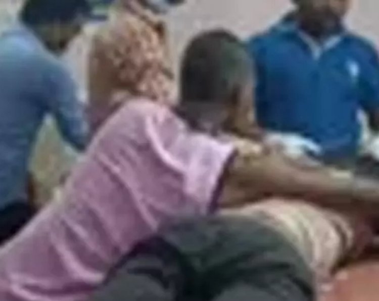 CG News : स्वास्थ्य विभाग की बड़ी लापरवाही..एंबुलेंस ड्राइवर ने सामुदायिक स्वास्थ्य केंद्र में मरीज के सिर पर लगाया टांका..तस्वीर हो रही वायरल..पढ़ें पूरी ख़बर