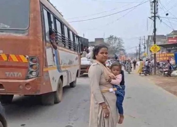 Jashpur News : एक तरफ ड्यूटी, तो एक तरफ मां की फर्ज..गोद में 1 साल के मासूम बेटे को लेकर सड़क पर ड्यूटी निभा रही महिला कांस्टेबल..पढ़ें पूरी ख़बर