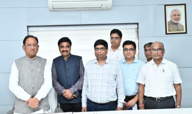 मुख्यमंत्री विष्णु देव साय ने दोषियों पर कड़ी कार्रवाई का दिया आश्वासन : छत्तीसगढ़ कर्मचारी-अधिकारी फेडरेशन और जनसंपर्क अधिकारी संघ ने किया संवाद कार्यालय में विभागीय अधिकारी के साथ अभद्रता और कार्यालय में तोड़फोड़ करने वालों पर कड़ी कार्रवाई की मांग