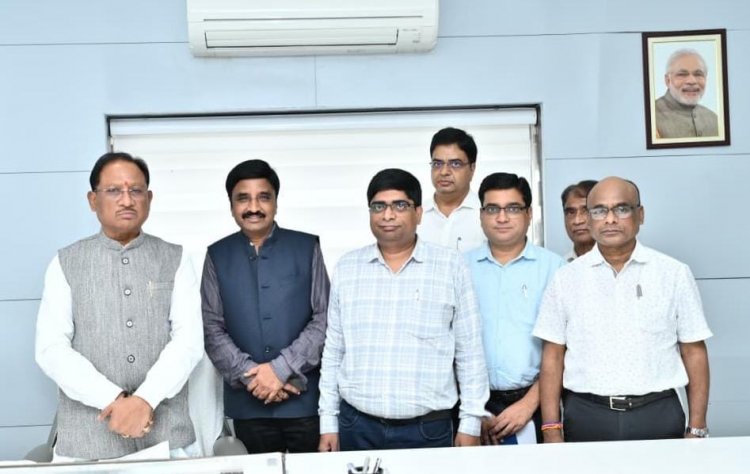 मुख्यमंत्री विष्णु देव साय ने दोषियों पर कड़ी कार्रवाई का दिया आश्वासन : छत्तीसगढ़ कर्मचारी-अधिकारी फेडरेशन और जनसंपर्क अधिकारी संघ ने किया संवाद कार्यालय में विभागीय अधिकारी के साथ अभद्रता और कार्यालय में तोड़फोड़ करने वालों पर कड़ी कार्रवाई की मांग