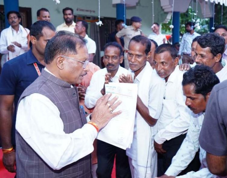 मुख्यमंत्री विष्णु देव साय को दीपपर्व की शुभकामनाएं देने बगिया में लगा रहा तांता : मुख्यमंत्री ने सभी के सुख-समृद्धि की कामना की