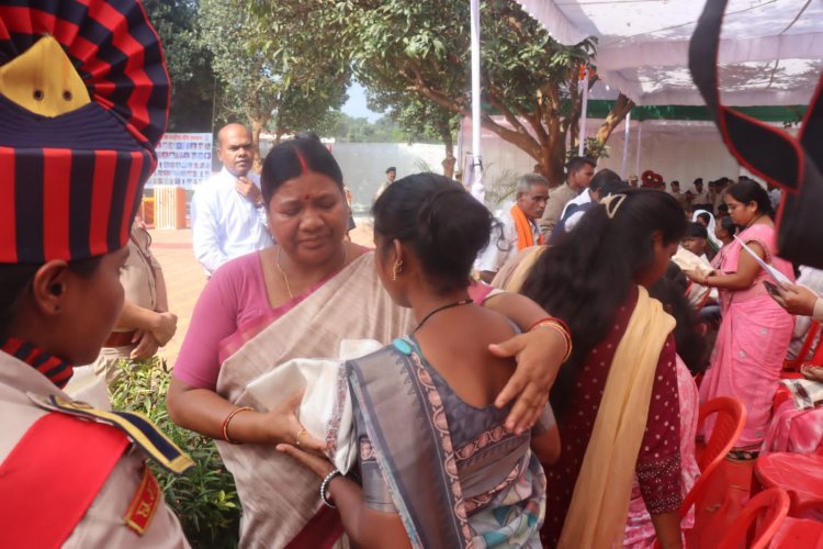 जिन स्कूल/कालेज में शाहीदों ने किया अध्ययन वहां संक्षिप्त कार्यक्रम आयोजित कर किया गया श्रद्वांजली अर्पित,जशपुर विधायक श्रीमती रायमुनी भगत ने शहीद परिवार से मुलाकात कर पूछा उनका हाल चाल