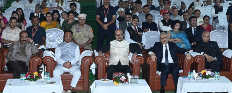 राज्यपाल के मुख्य आतिथ्य में सम्पन्न हुआ राजभवन में दीपावली मिलन समारोह का हुआ आयोजन : आयोजन में  विभिन्न रंगारंग प्रस्तुति के माध्यम से छत्तीसगढ़ की गौरवशाली संस्कृति को गया दर्शाया,मुख्यमंत्री साय सहित राज्य की प्रथम महिला श्रीमती रानी डेका काकोटी ने भी कार्यक्रम में किया शिरकत