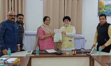 शहीद वीर नारायण सिंह अंतरराष्ट्रीय क्रिकेट स्टेडियम, नया रायपुर के उन्नयन और संचालन प्रबंधन हेतु एमओयू पर हस्ताक्षर