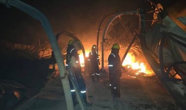 दुर्ग में रविवार देर रात एक फोम मैन्युफैक्चरिंग प्लांट में अचानक भीषण आग लग गई