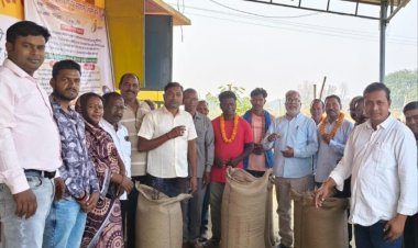 शुशांत कुमार साहू ने बागबहार धान खरीदी केंद्र मे बेचा अपना धान,,,जिले के 46 धान खरीदी केंद्रों मे हो गयी है धान खरीदी शुरु,,,किसानों को सोसायटी मे दी जा रही है सभी बुनियादी सुविधायें