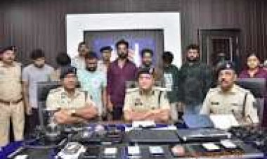 दुर्ग जिले में साइबर धोखाधड़ी से जुड़े एक बड़े फर्जीवाड़े का खुलासा करते हुए पुलिस ने 16 लोगों को गिरफ्तार किया