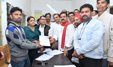 उपमुख्यमंत्री ने मतदान केंद्र पहुंचकर भरा अपना एसआईआर का फॉर्म