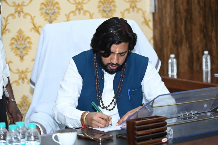 कैबिनेट मंत्री गुरु खुशवंत साहेब जी ने आरंग के क्षेत्रीय कार्यालय में किया जनदर्शन : 71 प्राप्त आवेदनों में अधिकांश का त्वरित निराकरण, 50 पीएम आवास हितग्राहियों को मिले स्वीकृति पत्र