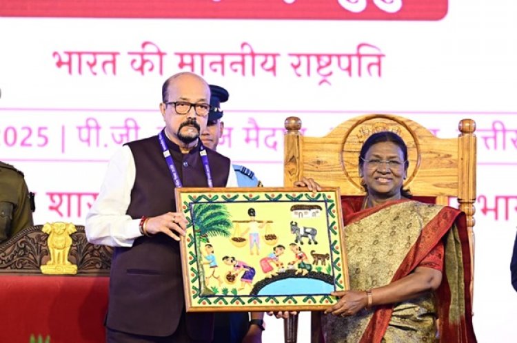 राष्ट्रपति मुर्मु को राज्यपाल ने भेंट किया भित्ती चित्र