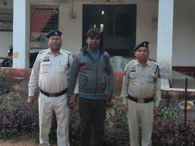 जशपुर पुलिस ने फरसाबहार थाना क्षेत्र की एक महिला की अश्लील तस्वीरें सोशल मीडिया पर वायरल करने वाले आरोपी को ओडिशा से गिरफ्तार किया