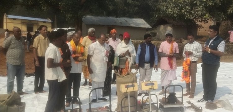 धान खरीदी केंद्र साहीडांड मे माटीकला बोर्ड के अध्यक्ष एवं राज्य मंत्री शंभुनाथ चक्रवती के उपस्थिति मे 130.80 क्विंटल के साथ हुआ उद्घघाटन,,,किसान का माला पहना श्रीफल भेंट कर किया सम्मान