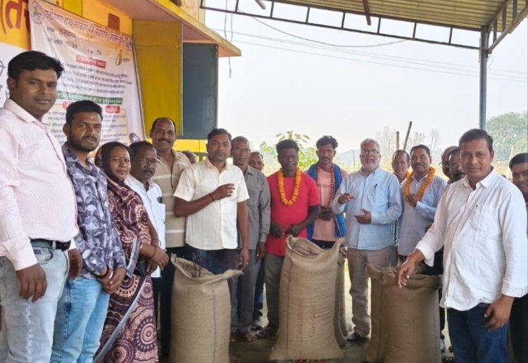 शुशांत कुमार साहू ने बागबहार धान खरीदी केंद्र मे बेचा अपना धान,,,जिले के 46 धान खरीदी केंद्रों मे हो गयी है धान खरीदी शुरु,,,किसानों को सोसायटी मे दी जा रही है सभी बुनियादी सुविधायें