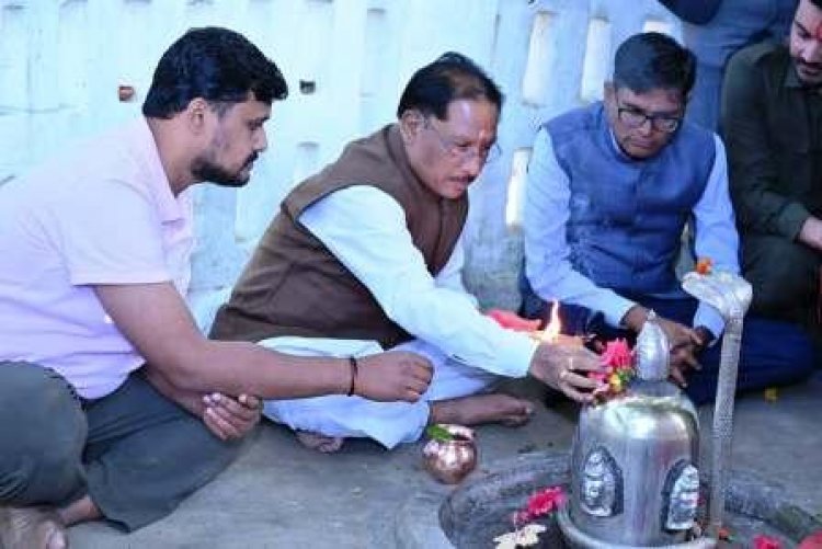 मुख्यमंत्री साय ने परमपूज्य अवधूत भगवान राम की समाधि स्थल के किए दर्शन, उत्साही बाबा जी का लिया आशीर्वाद