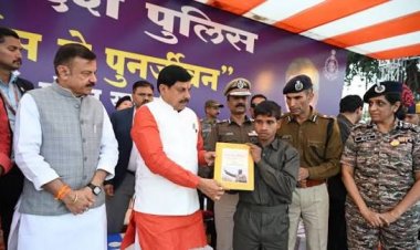 बालाघाट जिले में नक्सल इतिहास में पहली बार 10 नक्सलियों ने मुख्यमंत्री डॉ. मोहन यादव के सामने अपने हथियार सौंपकर आत्मसमर्पण किया