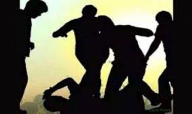 नशे में धुत 12 लड़कों ने युवक को बुरी तरह से पीटा, हाथ में जो आया उससे मारा, बीच में आने वाले को भी नहीं छोड़ा