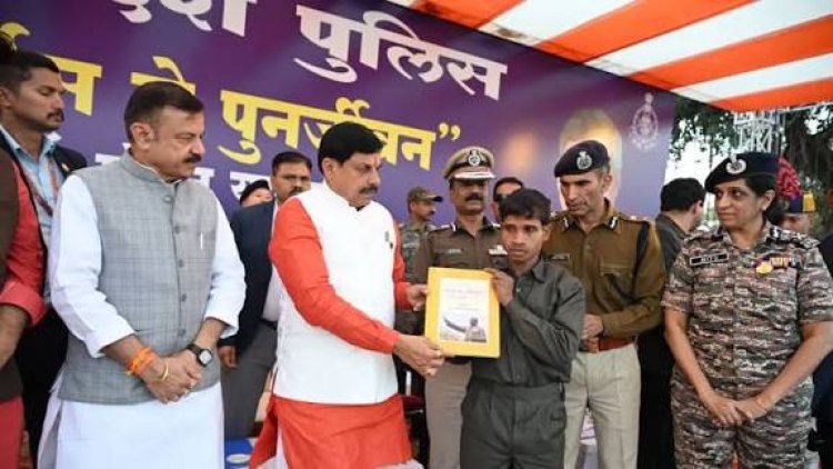 बालाघाट जिले में नक्सल इतिहास में पहली बार 10 नक्सलियों ने मुख्यमंत्री डॉ. मोहन यादव के सामने अपने हथियार सौंपकर आत्मसमर्पण किया