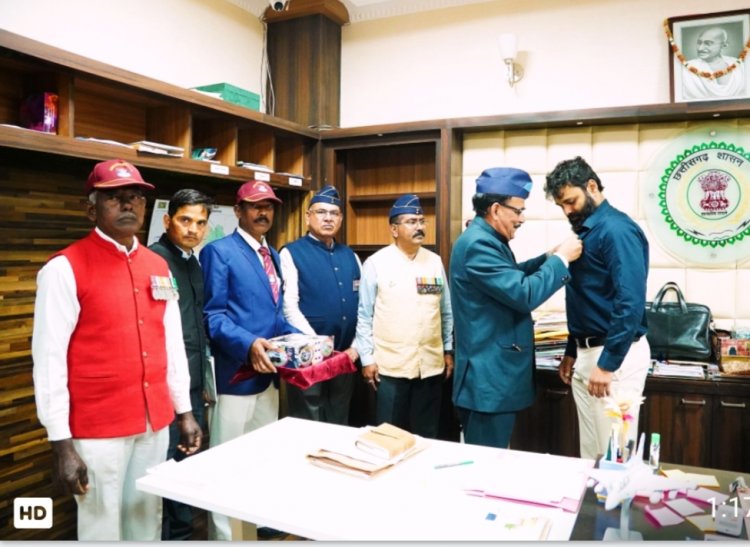 *कलेक्टर को ले.कर्नल प्रभात कुमार ठाकुर ने लगाया लेपल पिन,,कलेक्टर ने भूतपूर्व सैनिकों के परिवारों के लिए अधिक से अधिक अंशदान राशि सहयोग करने की अपील*