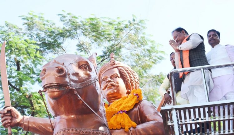 मुख्यमंत्री साय ने जयस्तंभ चौक में किया शहीद वीर नारायण सिंह के त्याग और संघर्ष का स्मरण