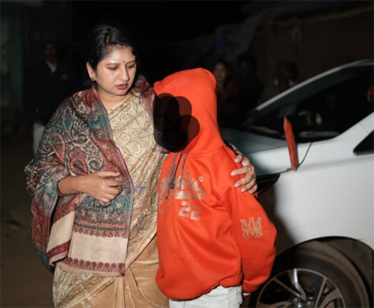 बच्चे की बर्बर पिटाई पर आयोग सख्त, दूरस्थ अंचल में देर रात पहुंचीं अध्यक्ष वर्णिका, दोषियों पर कार्रवाई के निर्देश