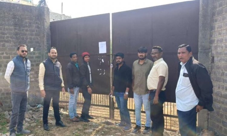 बकाया कर नहीं भरा, रायपुर जोन-10 में निगम ने की सख्त कार्रवाई