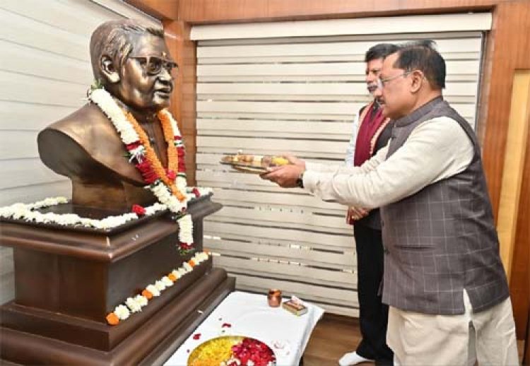 सीएम विष्णु देव साय ने अटल बिहारी वाजपेयी की प्रतिमा पर माल्यार्पण कर दी श्रद्धांजलि